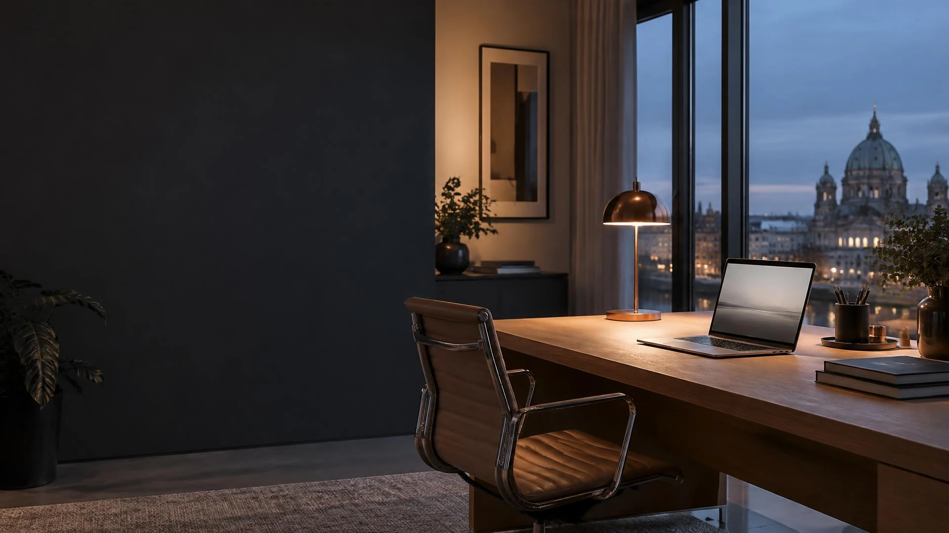 Ruhiges modernes Büro mit Holzschreibtisch und warmer Lampe in der Abenddämmerung